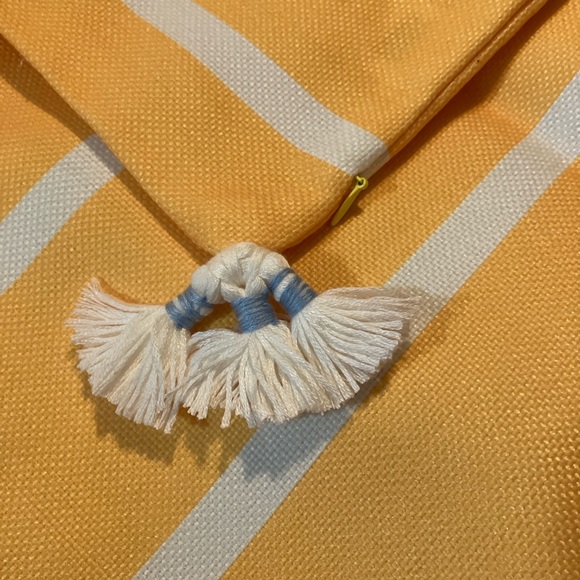 Set of 4 Decorative Floral Pillow Covers 18x18 New - Picture 7 of 9